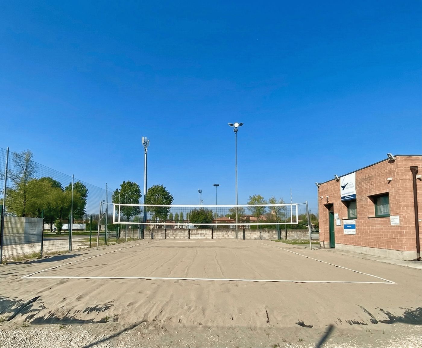 Il campo da beach in sabbia all'aperto
